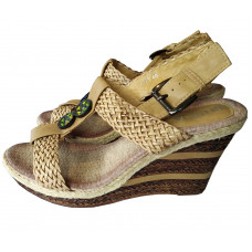 Thick platform sandals, with woven straps and buckle closures